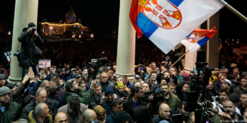 Simpatizantes de la oposición frente al ayuntamiento de Belgrado en una protesta el pasado domingo 24 de diciembre.Imagen: Darko Vojinovic/AP/picture alliance