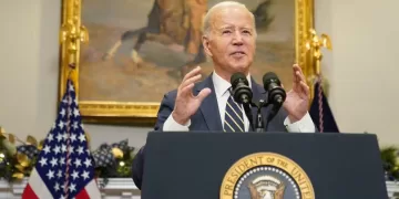 El presidente estadounidense Joe Biden hace gestos mientras pronuncia comentarios sobre la ayuda a Ucrania desde la Casa Blanca en Washington, Estados Unidos, el 6 de diciembre de 2023. REUTERS/Kevin Lamarque