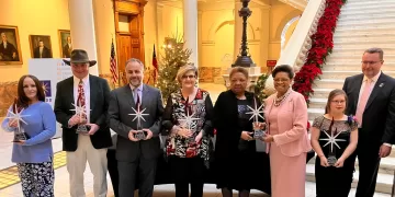 Los premiados con Flame of Hope posan para una fotografía en el Capitolio del estado de Georgia. (Abby Kousouris)