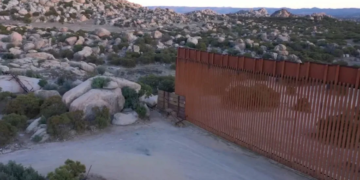 El muro fronterizo termina en la propiedad de Brian Silvas. (Crédito: CNN)