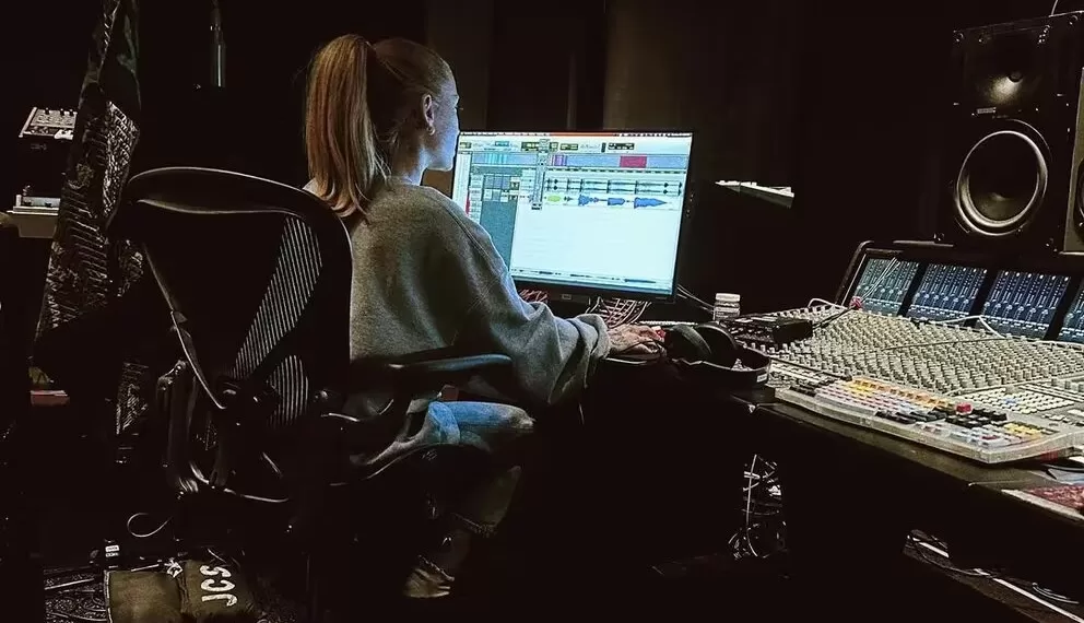 Ariana Grande compartió fotografías dentro del estudio de grabación, confirmando el lanzamiento de un próximo álbum de estudio (Créditos: Instagram/Ariana Grande)