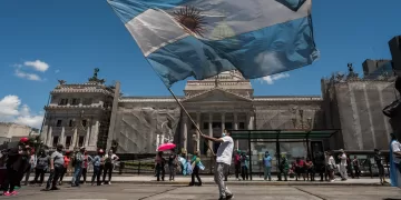 Archivo - Un hombre con una bandera argentina en la ciudad de Buenos Aires. - ALEJO MANUEL AVILA / ZUMA PRESS / CONTACTOPHOTO