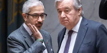 António Guterres (derecha) con el representante adjunto de Emiratos, Mohamed Abushahab, este viernes durante la reunión del Consejo de Seguridad. JUSTIN LANE (EFE)