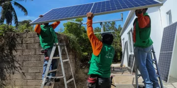 Fotografía cedida por Iberdrola México donde se observa a empleados de la empresa colocando páneles solares en el poblado de Cachimbo, estado de Oaxaca (México). EFE/ Iberdrola México