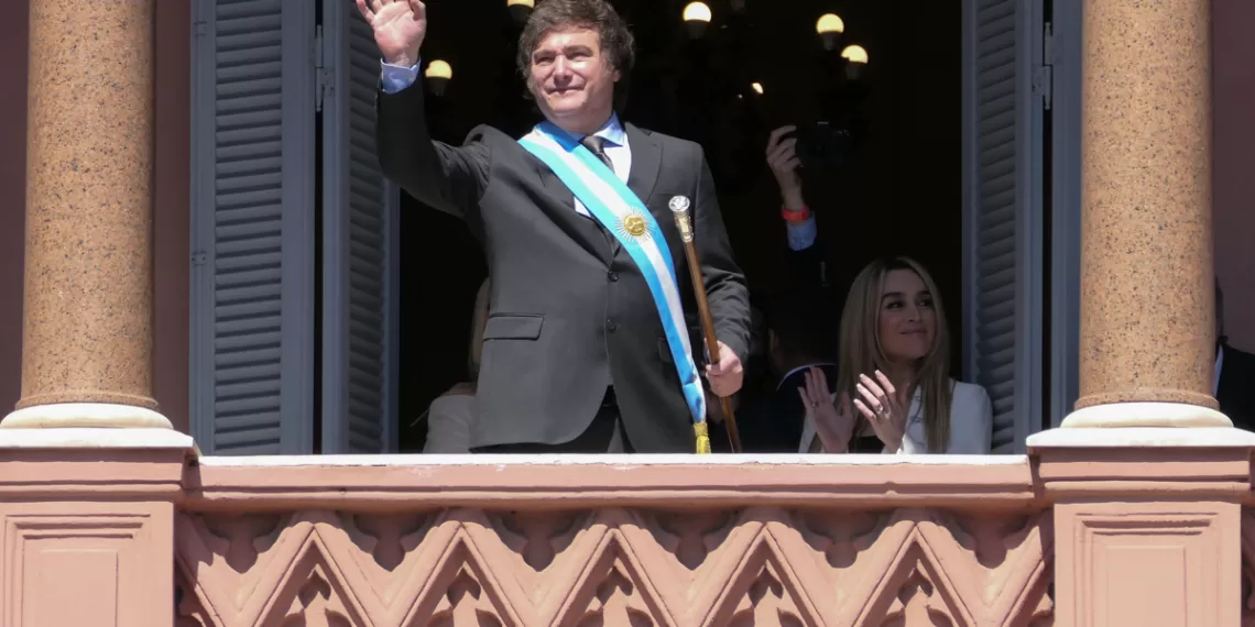 El presidente electo de Argentina, Javier Milei, sale al balcón de la Casa Rosada para saludar a simpatizantes, hoy en Buenos Aires (Argentina). EFE/Enrique García Medina