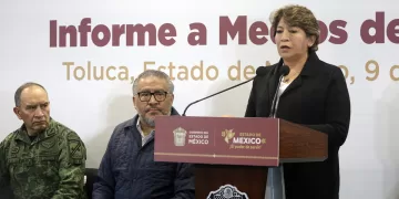 La gobernadora estatal, Delfina Gómez (d) habla durante una conferencia de prensa hoy, en la Secretaria de Seguridad de la ciudad de Toluca, Estado de México (México). EFE/Felipe Gutiérrez