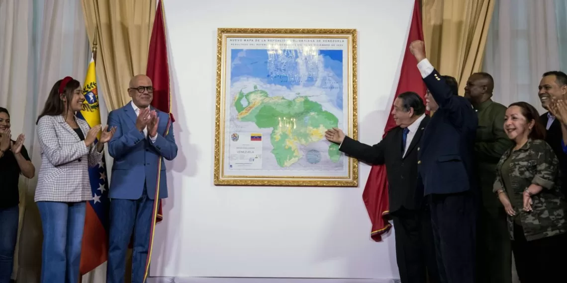 El presidente de la Asamblea Nacional, Jorge Rodríguez, junto a diputados del organismo, develan un mapa de Venezuela al que se le añade al Esequibo. (EFE/Miguel Gutiérrez)
