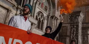 Activistas climáticos lanzan fango sobre la fachada de la basílica de San Marcos en Venecia - Europa Press/Contacto/Edoardo Fioretto