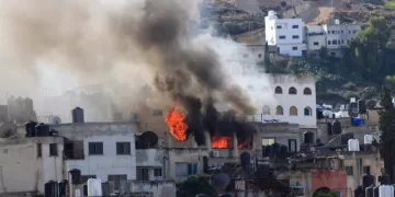 Humo y fuego en una vivienda en Yenín (Cisjordania) tras un ataque del Ejército de Israel - Europa Press/Contacto/Nasser Ishtayeh