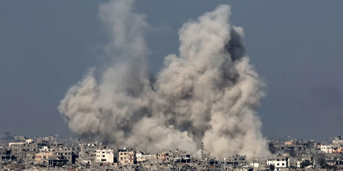 Una fotografía tomada desde el sur de Israel, cerca de la frontera con la Franja de Gaza, el 8 de diciembre, muestra humo elevándose sobre los edificios durante un ataque israelí en el norte de Gaza. Jack Guez/AFP/Getty Images