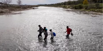 Una familia de inmigrantes cruza al lado estadounidense del Río Grande el 19 de diciembre de 2023 en Eagle Pass, Texas. Crédito: CNN