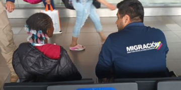 Uno de los menores encontrados en el aeropuerto El Dorado de Bogotá. (Crédito: Migración Colombia)