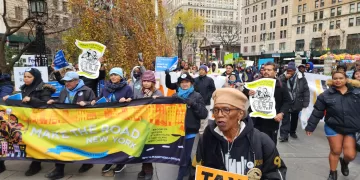 Decenas de personas marchan para exigir el derecho a la vivienda en el 42 aniversario de la ley que lo protege, hoy en Nueva York (EE. UU). EFE/Ruth E. Hernández