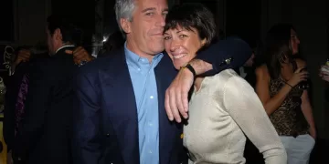 Jeffrey Epstein y Ghislaine Maxwell en Nueva York en marzo de 2005. PATRICK MCMULLAN (PATRICK MCMULLAN VIA GETTY IMAGE)