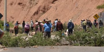 Seguidores de Evo Morales bloquean las rutas de Bolivia para exigir elecciones judiciales (EFE/ Jorge Abrego)