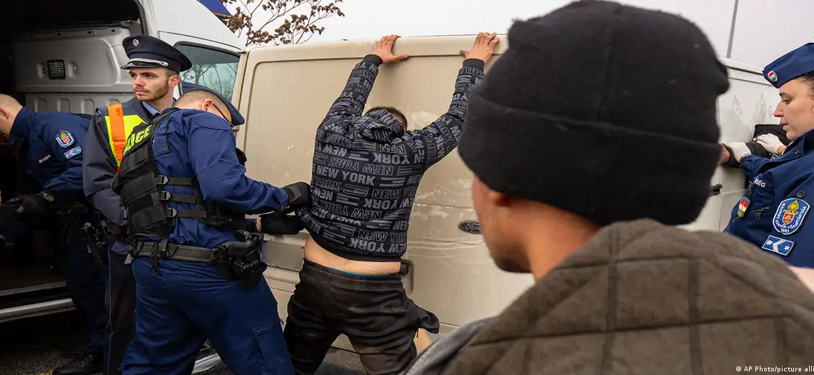 La policía de Hungría inspecciona a presuntos traficantes de personas migrantes en Budapest. Imagen: AP Photo/picture alliance