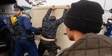 La policía de Hungría inspecciona a presuntos traficantes de personas migrantes en Budapest. Imagen: AP Photo/picture alliance