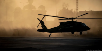 Helicóptero Black Hawk de las Fuerzas Armadas de Estados Unidos aterriza sobre una azotea en BagdadImagen: Mads Claus Rasmussen/Ritzau Scanpix7IMAGO