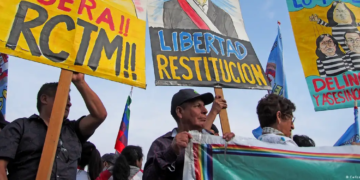 Protestas a favor y en contra tras la captura del expresidente del Perú Pedro CastilloImagen: Carlos Garcia/IMAGO