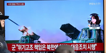 Los informativos surcoreanos informan del lanzamiento ayer de 200 proyectiles.Imagen: Jung Yeon-je/AFP