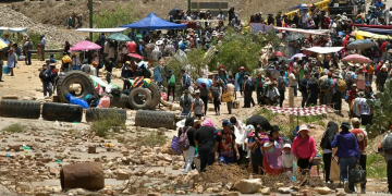 Con piedras, troncos y neumáticos, los grupos bloquearon las vías de Cochabamba, Oruro, Potosí y La Paz.Imagen: Patricia Pinto/REUTERS