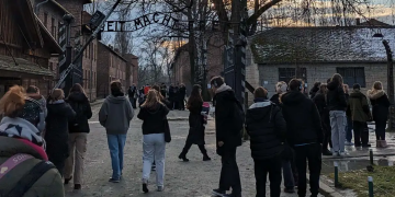 Estudiantes visitan el monumento conmemorativo de Auschwitz-Birkenau (imagen de archivo)Imagen: Privat