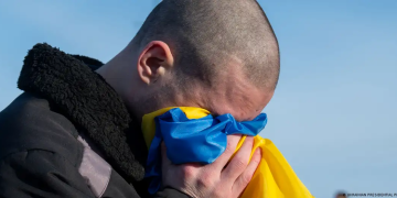 Un prisionero ucraniano de guerra reacciona tras el intercambio (31.01.2024)Imagen: UKRAINIAN PRESIDENTIAL PRESS/REUTERS