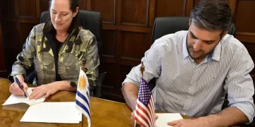 La embajadora de Estados Unidos en Uruguay, Heide Fulton, y el ministro del Interior, Nicolás Martinelli, firman un acuerdo de cooperación (Embajada de Estados Unidos en Uruguay)