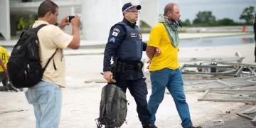 Archivo - Un policía detiene a uno de los manifestantes del ataque del 8 de enero en Brasilia. - Matheus Alves/dpa
