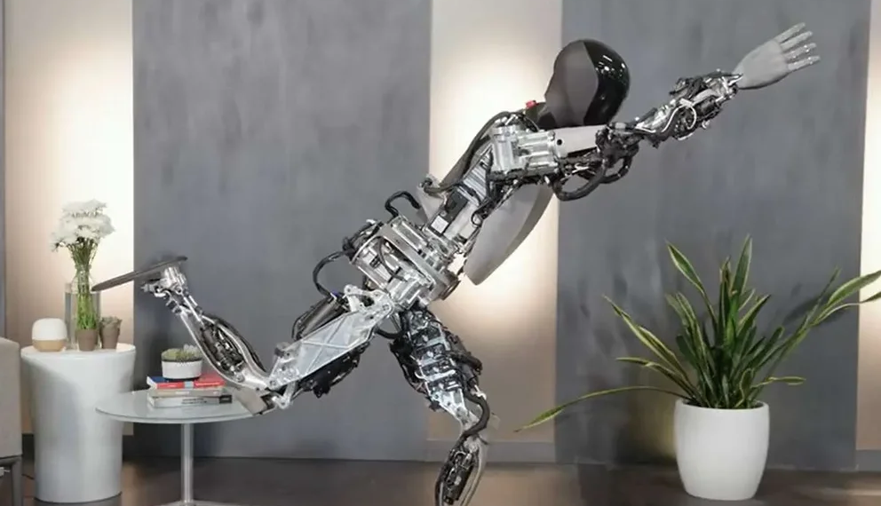 El robot puede autocalibrar sus brazos y piernas, y también realizar posturas de yoga. (Captura de pantalla: @Tesla_Optimus)