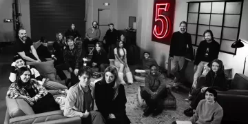 Fotografía oficial del elenco principal de "Stranger Things 5", que confirma el inicio de producción de la serie. (Créditos: Netflix)