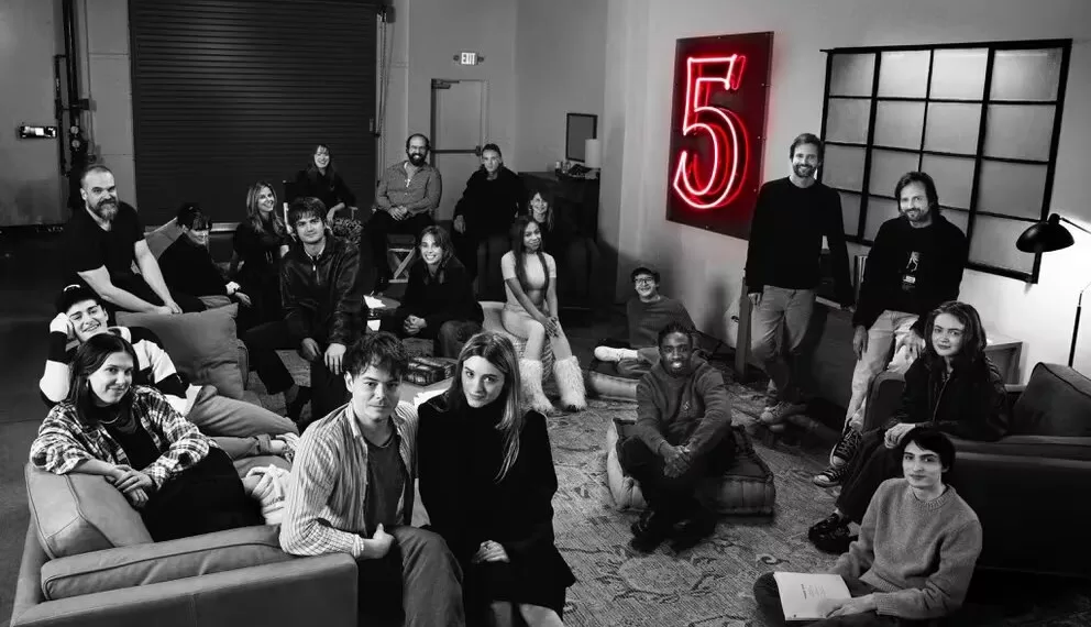 Fotografía oficial del elenco principal de "Stranger Things 5", que confirma el inicio de producción de la serie. (Créditos: Netflix)
