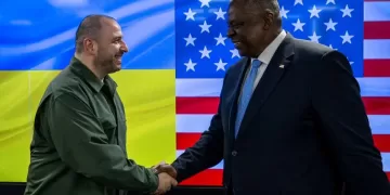 El secretario de Defensa de Estados Unidos, Lloyd Austin, y el ministro de Defensa de Ucrania, Rustem Umerov (REUTERS)