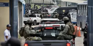 Soldados llegan a la prisión Zonal 8 después de que el presidente de Ecuador, Daniel Noboa, declaró un estado de emergencia de 60 días. Foto: Difusión