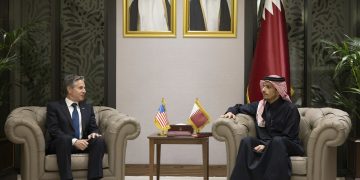 El secretario de Estado de EEUU, Antony Blinken, y el ministro de Asuntos Exteriores de Qatar, Mohamed bin Abdulrahman al Thani, en Doha (imagen de archivo).