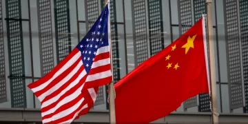 Las banderas de China y EEUU ondean en un edificio de Pekín, en una imagen de archivo. EFE/EPA/Mark R. Cristino