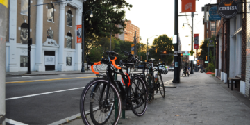Bicicletas encerradas en un portabicicletas al lado de la calle en el centro de Atlanta. (Cortesía de la Comisión Regional de Atlanta)