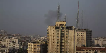 Archivo - Humo tras un bombardeo israelí sobre la Franja de Gaza - Mohammed Talatene/Dpa