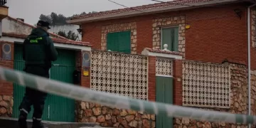 Fachada de la casa donde han hallado a tres hermanos ancianos asesinados y quemados, a 19 de enero de 2024, en Morata de Tajuña, Madrid (España). - Alejandro Martínez Vélez - Europa Press
