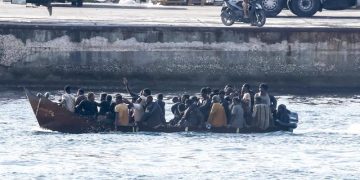 Una embarcación con migrantes a su llegada a la isla de Lampedusa, Italia (archivo) - Cecilia Fabiano / Zuma Press / Contactophoto
