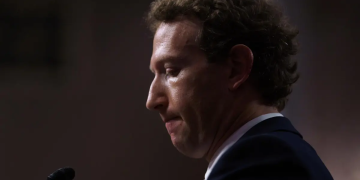 Mark Zuckerberg, director ejecutivo de Meta, llega ante una audiencia del Comité Judicial del Senado, este 31 de enero de 2024. EFE/EPA/Will Oliver