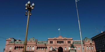 Vista de la Plaza de Mayo y la Casa Rosada en Buenos Aires (Argentina), en una fotografía de archivo. EFE/Cezaro De Luca