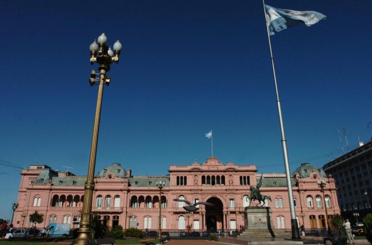 Vista de la Plaza de Mayo y la Casa Rosada en Buenos Aires (Argentina), en una fotografía de archivo. EFE/Cezaro De Luca