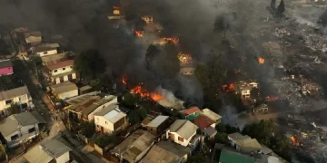 Vista aérea del incendio forestal que afecta a la ciudad de Viña del Mar en el sector de Las Pataguas, en Chile. | Fuente: AFP | Fotógrafo: