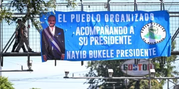 Una pancarta en apoyo del presidente Nayib Bukele en un puente peatonal en San Salvador a pocas horas de iniciar las elecciones presidenciales y legislativas del domingo. | Fuente: AFP