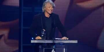 El cantautor estadounidense homenajeado Jon Bon Jovi habla en el escenario durante la gala Persona del Año MusiCares 2024 en el Centro de Convenciones de Los Ángeles. | Fuente: AFP | Fotógrafo: Michael Tran