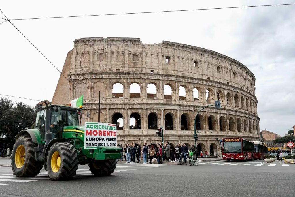 El tractor de un granjero pasa frente al Coliseo en Roma, Italia (EFE/EPA/Fabio Frustaci)