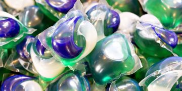 Nueva York considera restringir detergentes con PVA para combatir la contaminación por microplásticos.(Bloomberg)