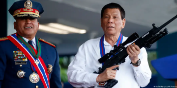 Duterte posa tomando un arma junto al jefe de la policía, en una imagen de 2018.Imagen: Bullit Marquez/AP Photo/picture alliance