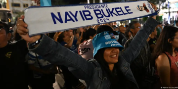 Seguidores celebran la autoproclamada reelección de Bukele, que aún debe ser oficializada por el TSE.Imagen: Marvin Recinos/AFP/Getty Images